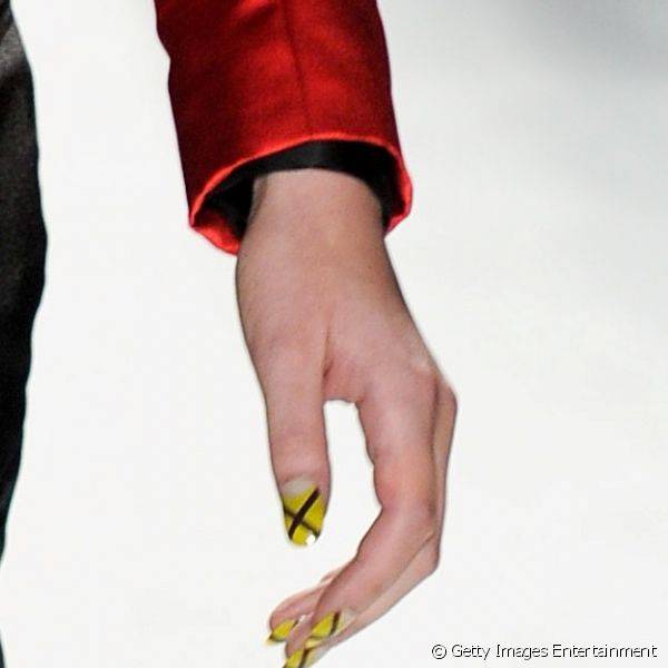 Grafismo de contraste: aposta da Rufian na primavera 2012 misturou amarelo e linhas pretas